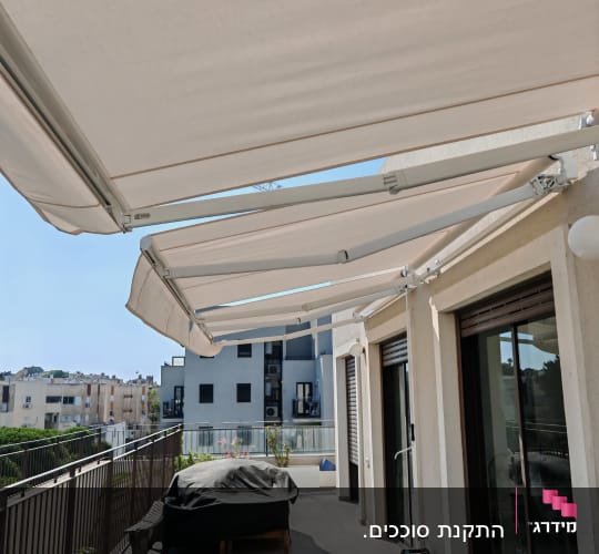 מרפסת עם סוככים פתוחים מעל ריהוט חוץ